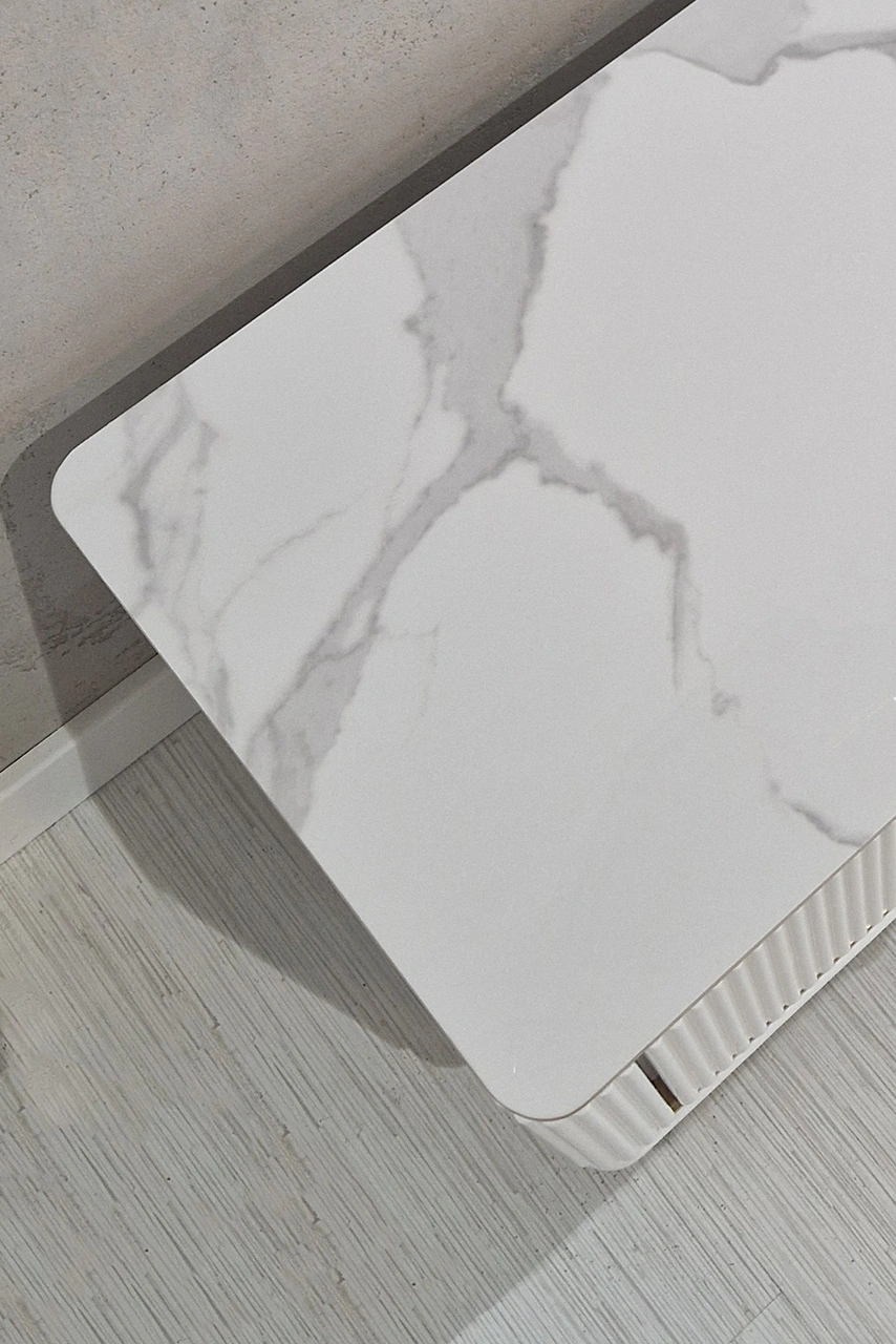 SZAFKA-NOCNA-ryflowana-bialo-zlota-blat-z-syntetycznego-marmuru-styl-glamour-do-sypialni