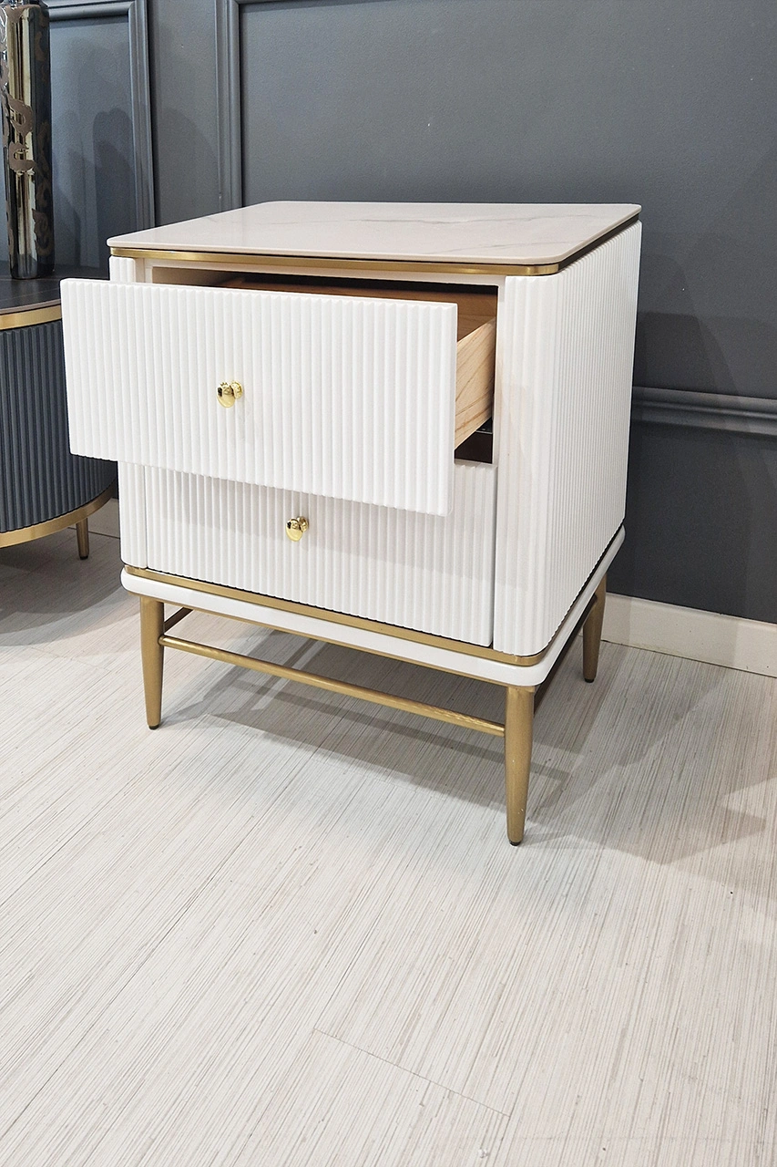 SZAFKA-NOCNA-ryflowana-bialo-zlota-blat-z-syntetycznego-marmuru-styl-glamour-piekna