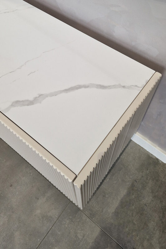 SZAFKA RTV o kaszmirowym wykończeniu, ryflowana, złote detale, blat ze spieku, nowoczesny styl, najwyższa jakość SZAFKA RTV o kaszmirowym wykończeniu, ryflowana, złote detale, blat ze spieku, nowoczesny styl, najwyższa jakość