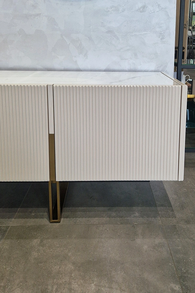 SZAFKA RTV o kaszmirowym wykończeniu, ryflowana, złote detale, blat ze spieku, nowoczesny styl wyjątkowa SZAFKA RTV o kaszmirowym wykończeniu, ryflowana, złote detale, blat ze spieku, nowoczesny styl wyjątkowa
