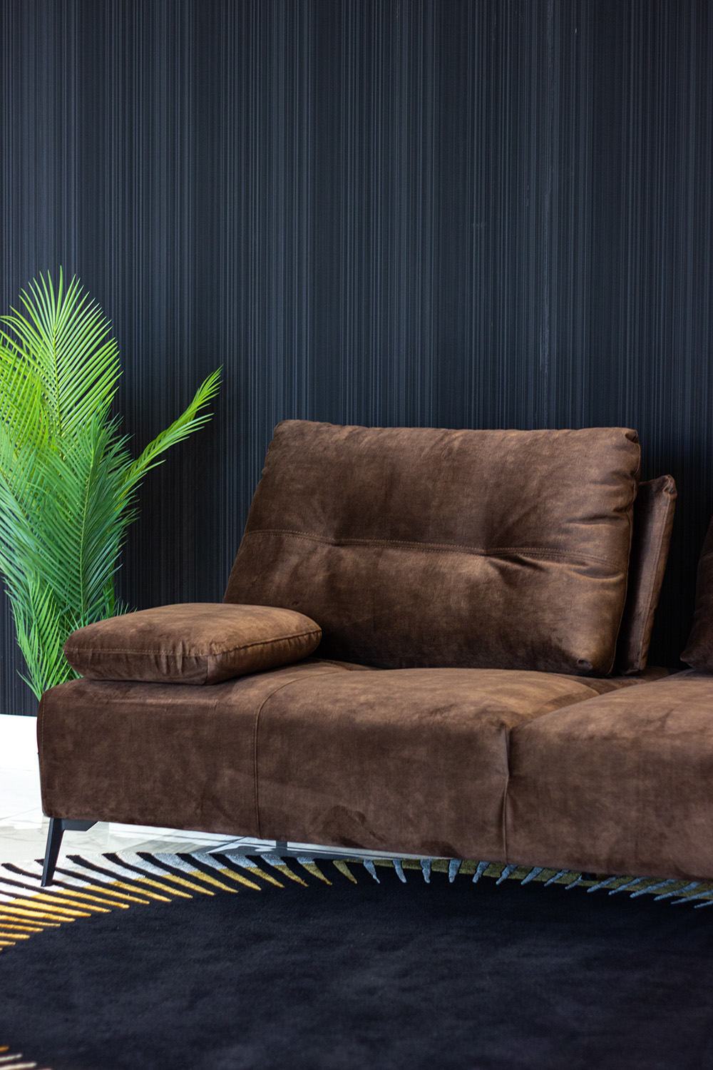 SOFA Torre, ciemno brązowa welurowa włoska tkanina, czarne nogi, rozkładane podłokietniki, nowoczesny styl, piękna SOFA Torre, ciemno brązowa welurowa włoska tkanina, czarne nogi, rozkładane podłokietniki, nowoczesny styl, piękna