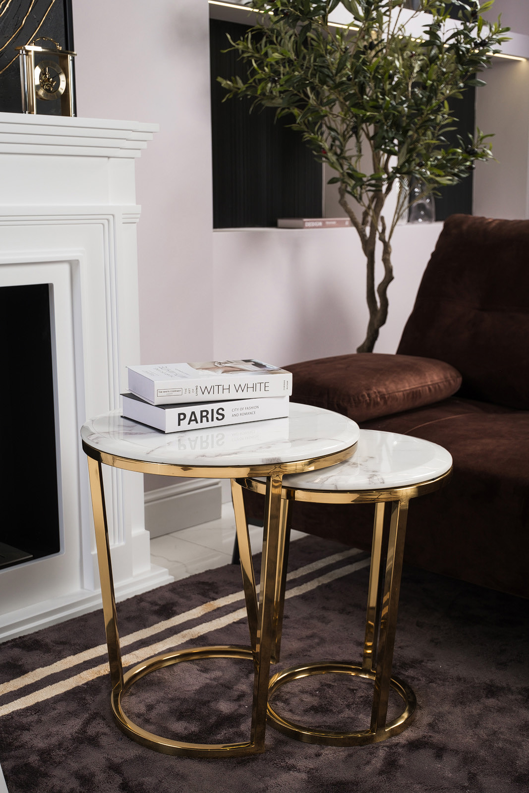 ZESTAW STOLIKÓW KAWOWYCH na złotym stelażu z białym blatem z konglomeratu marmurowego, błyszczące wykończenie ZESTAW STOLIKÓW KAWOWYCH na złotym stelażu z białym blatem z konglomeratu marmurowego, błyszczące wykończenie