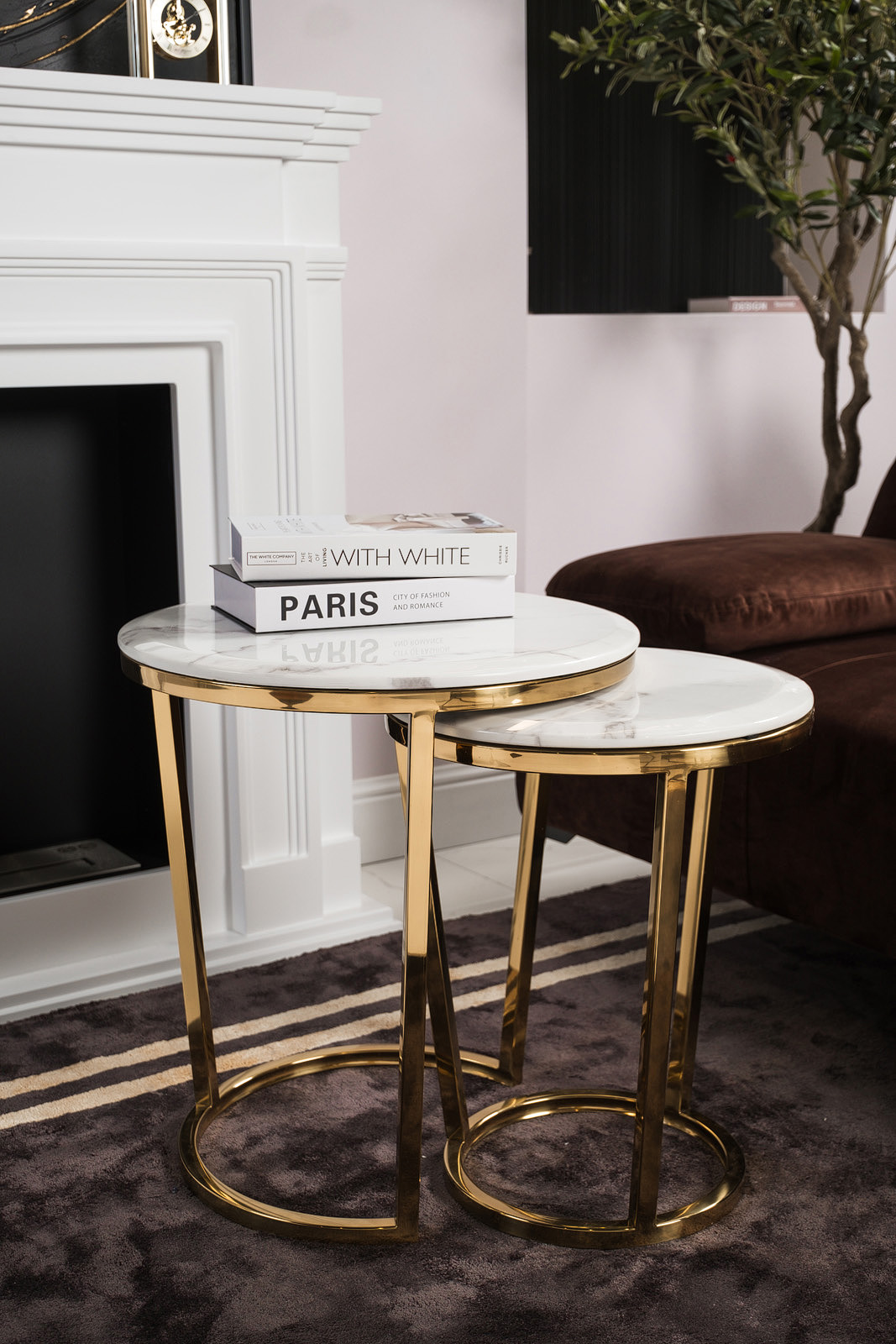 ZESTAW STOLIKÓW KAWOWYCH na złotym stelażu z białym blatem z konglomeratu marmurowego, błyszczące wykończenie, piękny ZESTAW STOLIKÓW KAWOWYCH na złotym stelażu z białym blatem z konglomeratu marmurowego, błyszczące wykończenie, piękny
