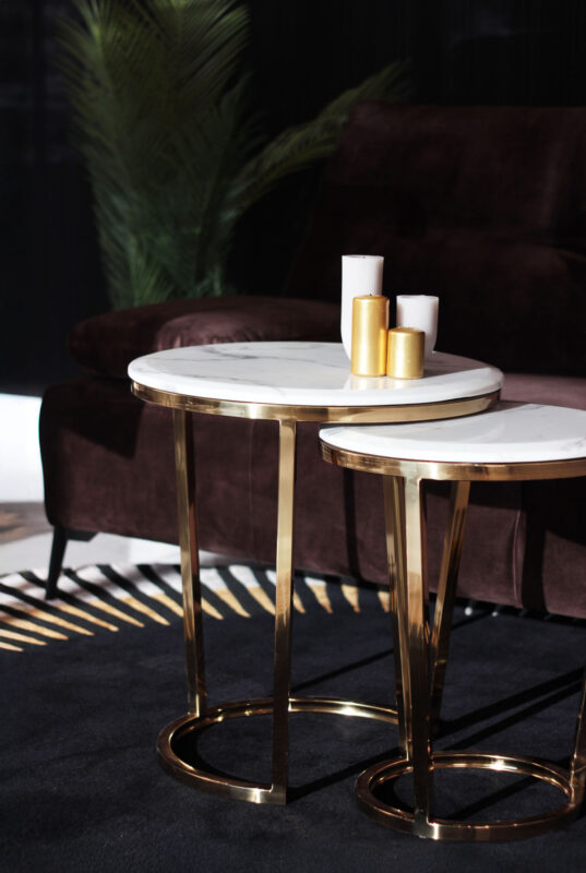 ZESTAW STOLIKÓW KAWOWYCH na złotym stelażu z białym blatem z konglomeratu marmurowego, błyszczące wykończenie, piękny ZESTAW STOLIKÓW KAWOWYCH na złotym stelażu z białym blatem z konglomeratu marmurowego, błyszczące wykończenie, piękny