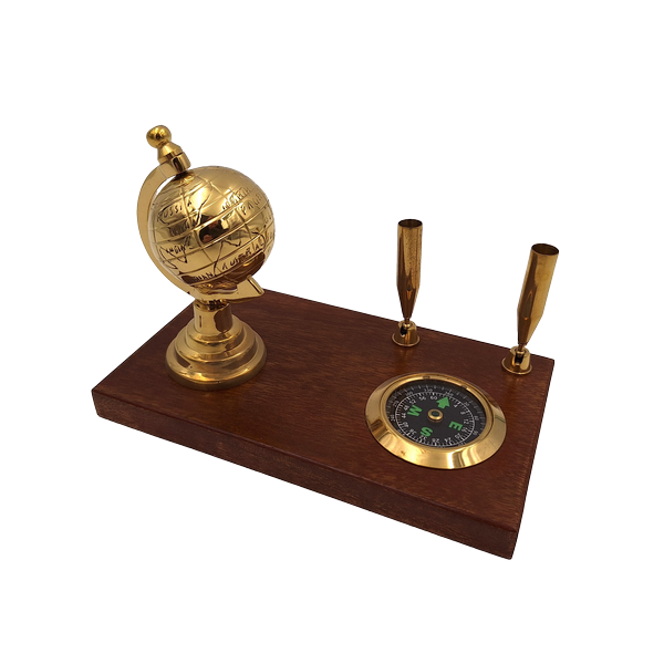 ZESTAW BIURKOWY na drewnianej podstawie z globusem, kompasem i uchwytami na długopis, klasyczny styl ZESTAW BIURKOWY na drewnianej podstawie z globusem, kompasem i uchwytami na długopis, klasyczny styl