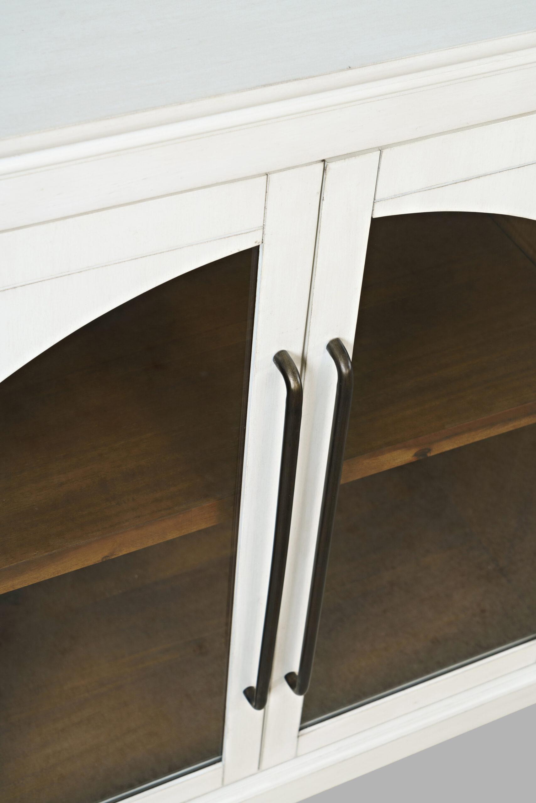 KOMODA, biała, 6-drzwiowa, przeszklona z ozdobnymi łukami, elegancka, pojemna KOMODA, biała, 6-drzwiowa, przeszklona z ozdobnymi łukami, elegancka, pojemna