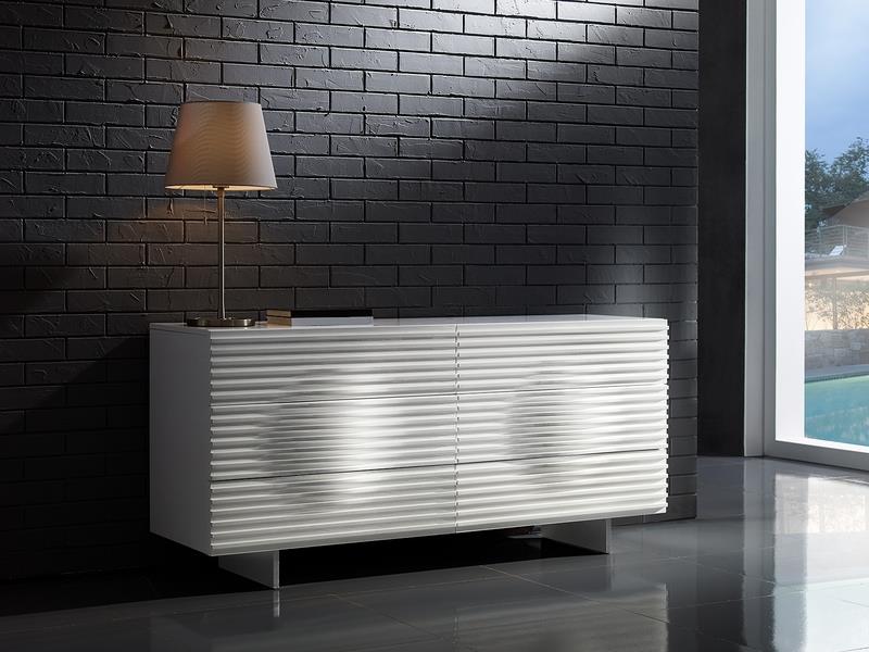 KOMODA, biała, wysoki połysk, ryflowane fronty szuflad, w stylu modern classic, pojemna KOMODA, biała, wysoki połysk, ryflowane fronty szuflad, w stylu modern classic, pojemna