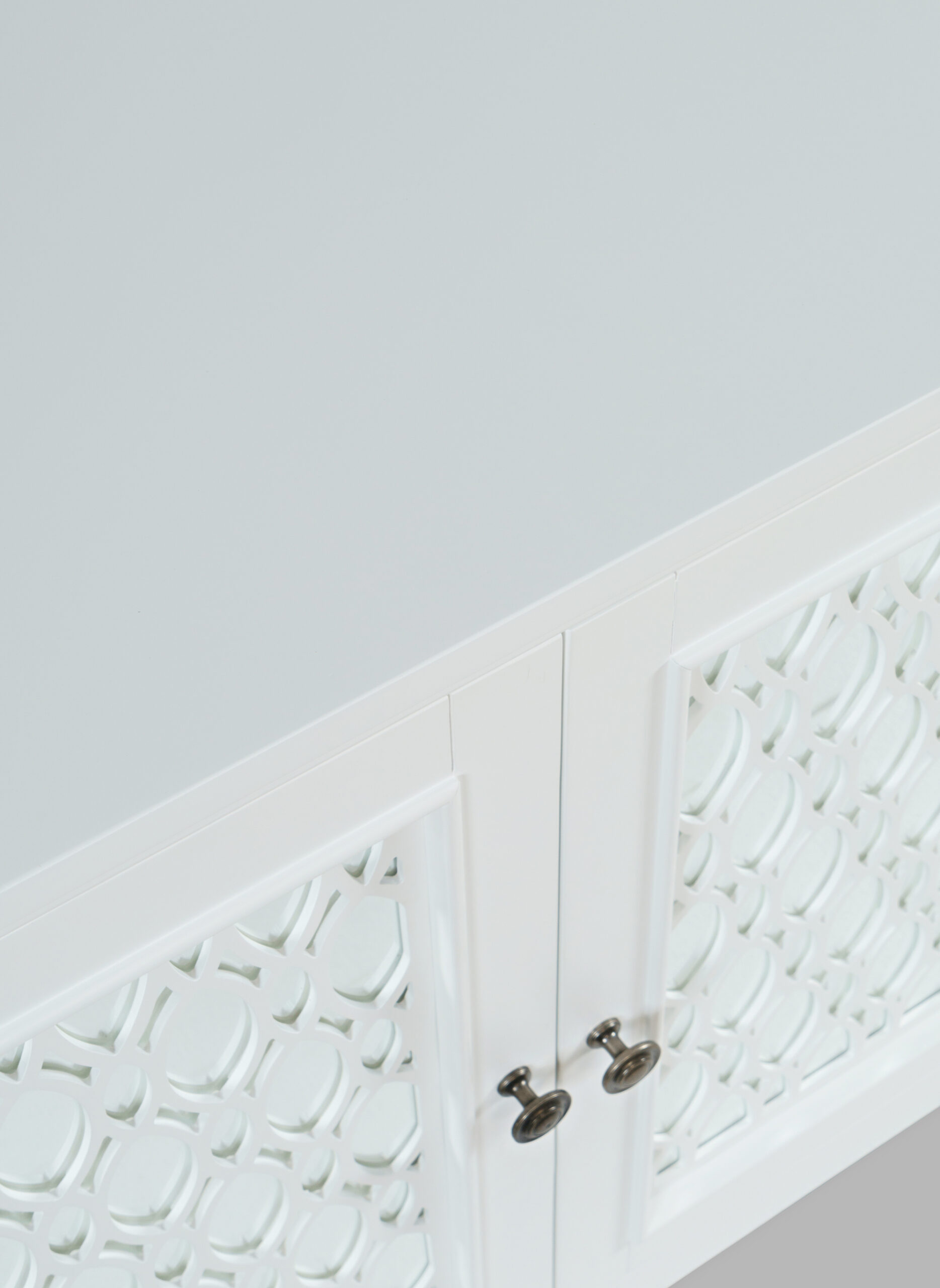 KOMODA biała z lustrzanymi drzwiami wykończonymi ozdobnymi szprosami, z drewna akacji, elegancka, luksusowy wygląd