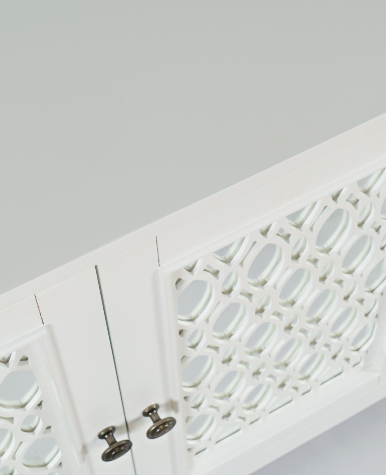 KOMODA biała z lustrzanymi drzwiami wykończonymi ozdobnymi szprosami, z drewna akacji, nietuzinkowy design, do biura KOMODA biała z lustrzanymi drzwiami wykończonymi ozdobnymi szprosami, z drewna akacji, nietuzinkowy design, do biura