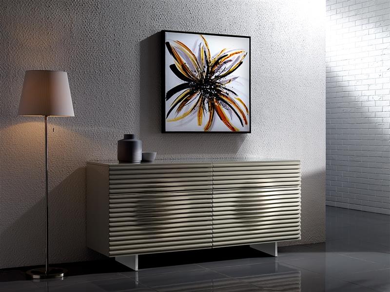 KOMODA w kolorze piaskowym, wysoki połysk, ryflowane fronty szuflad, w stylu modern classic KOMODA w kolorze piaskowym, wysoki połysk, ryflowane fronty szuflad, w stylu modern classic