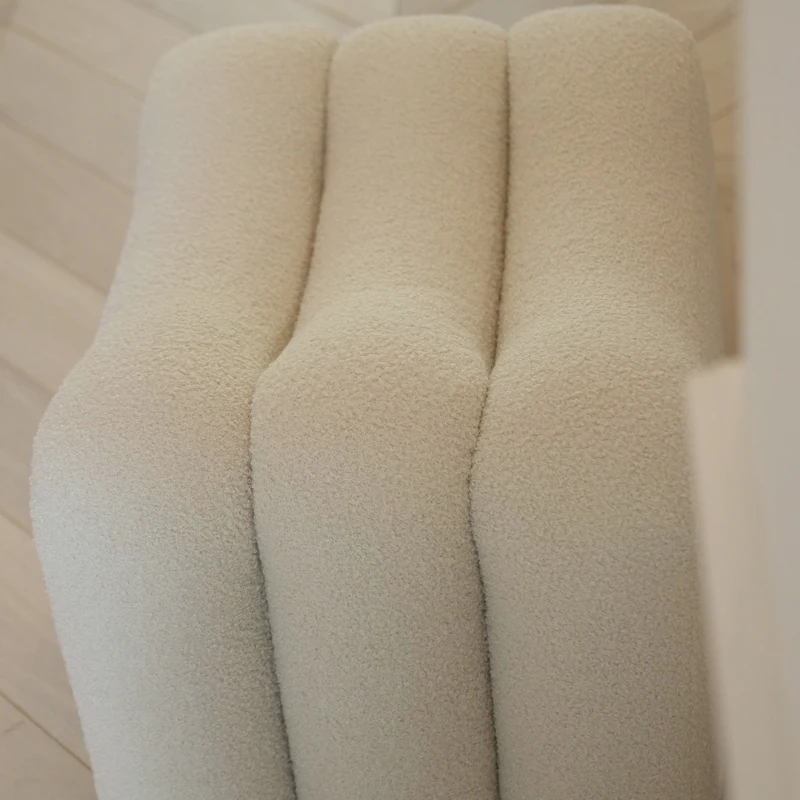 PUFA Rosa biała w tkaninie boucle, zaokrąglone kształty, nowoczesny styl, do przedpokoju PUFA Rosa biała w tkaninie boucle, zaokrąglone kształty, nowoczesny styl, do przedpokoju