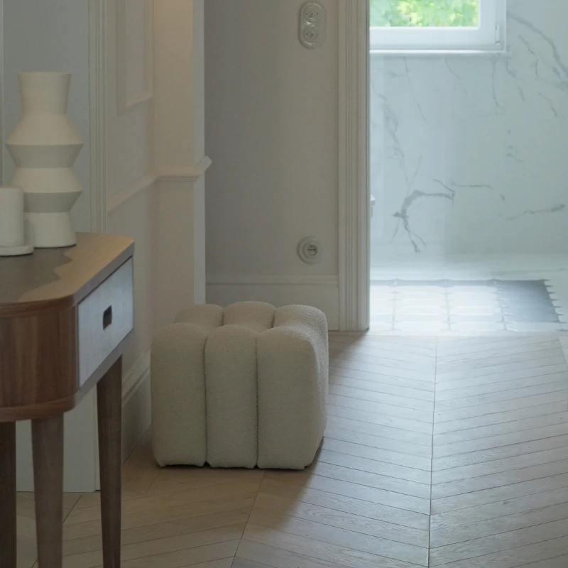 PUFA Rosa biała w tkaninie boucle, zaokrąglone kształty, nowoczesny styl, nietypowa PUFA Rosa biała w tkaninie boucle, zaokrąglone kształty, nowoczesny styl, nietypowa