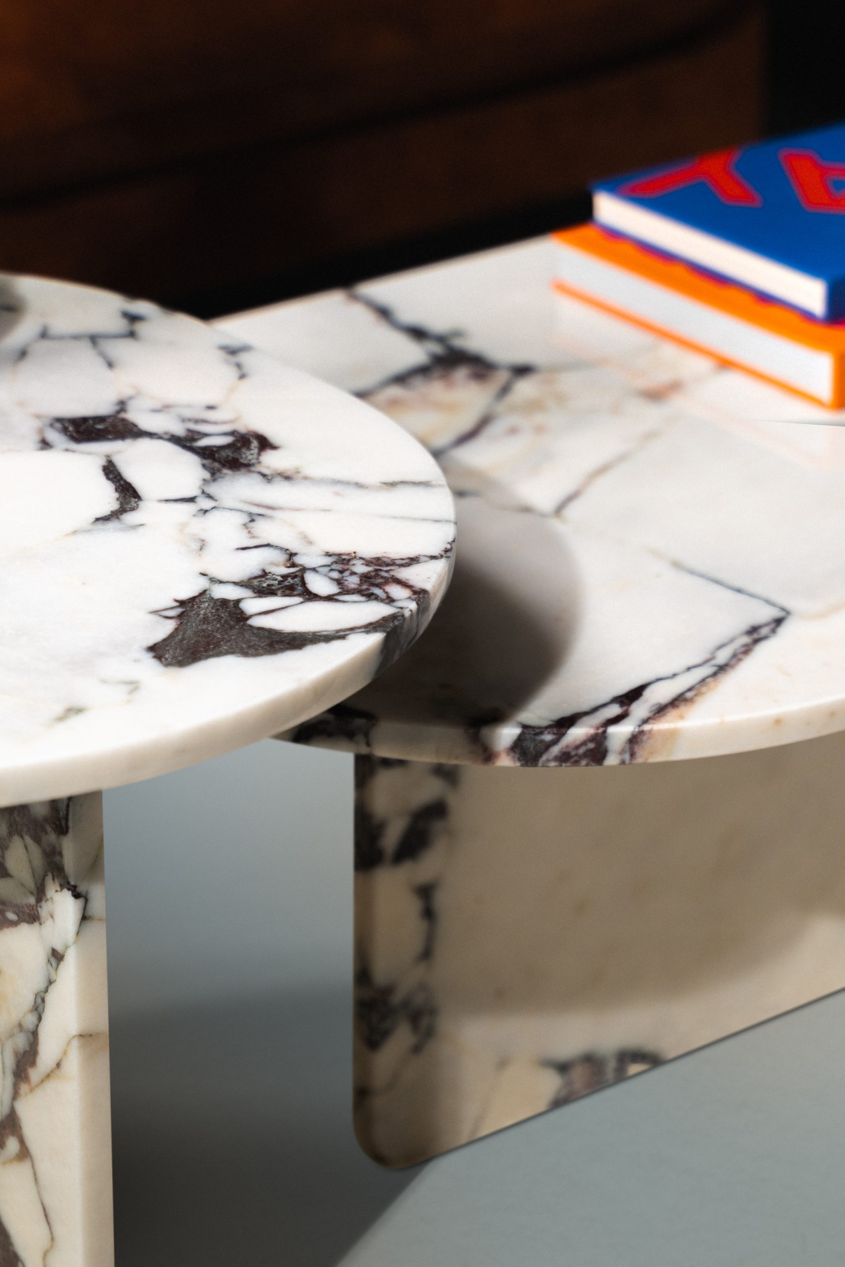 STOLIK KAWOWY Mokka z marmuru, ręcznie wyprodukowany, różne rozmiary i opcje kolorystyczne, nowoczesny, do sypialni