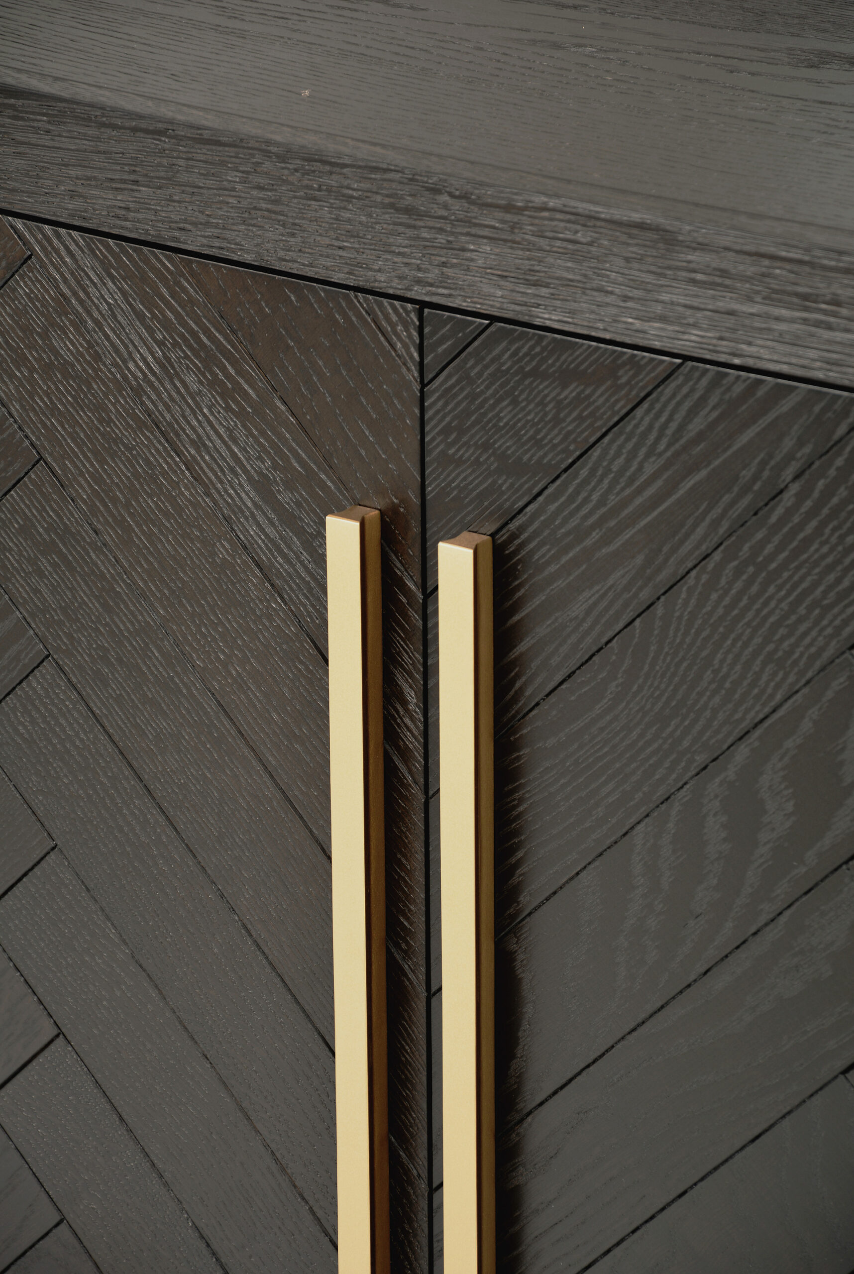 KOMODA Seville z drewna bukowego, czarny korpus, złote półmatowe dodatki, nowoczesny styl glamour-1