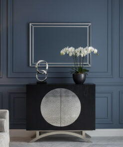 KOMODA w czarnym kolorze z chromowanymi nogami i okrągłym wzorem na drzwiach, nowoczesny styl