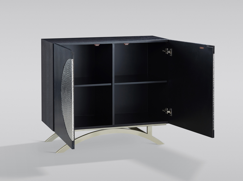 KOMODA w czarnym kolorze z chromowanymi nogami i okrągłym wzorem na drzwiach, nowoczesny styl, wyjątkowa