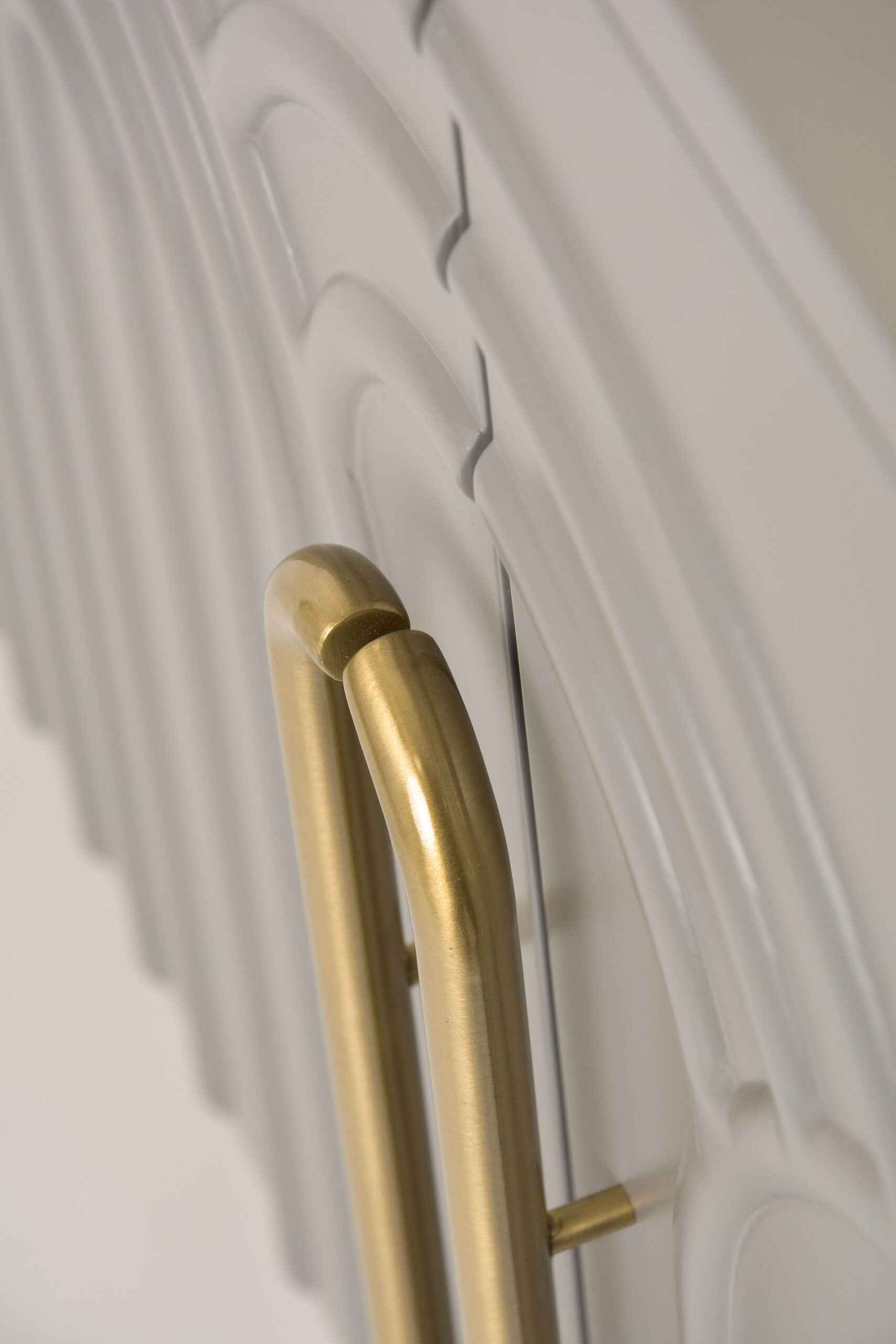 KOMODA w jasnoszarym kolorze, złote detale, fronty z wytłoczonym wzorem łuków, designerski, nowoczesny styl-3