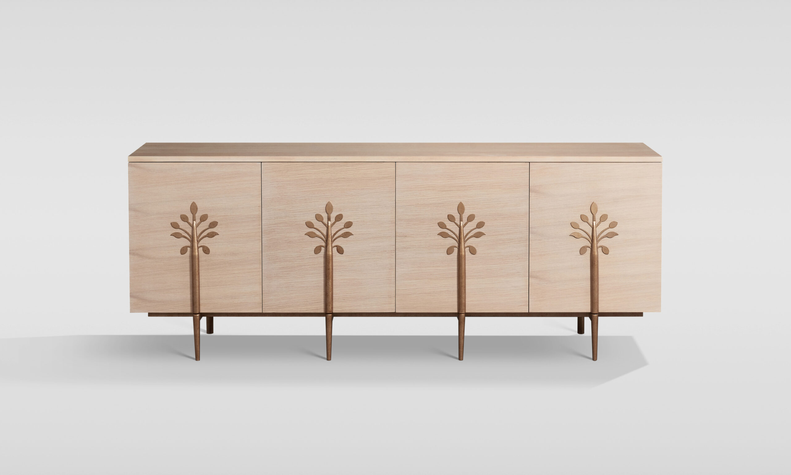 KOMODA w kolorze białego dębu, złote detale, zdobienia na froncie w kształcie liści, styl art deco