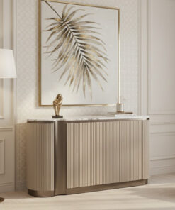 KOMODA z ryflowanym korpusem w beżowym wydaniu, niklowane detale, marmurowy blat, nowoczesny styl