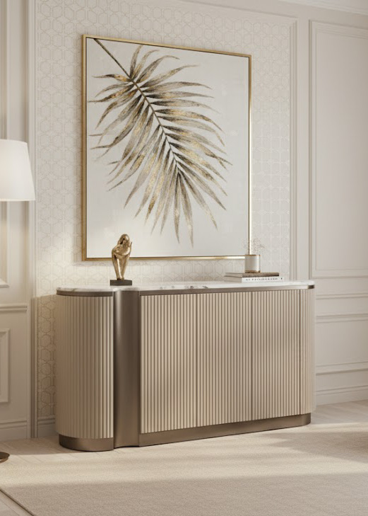KOMODA z ryflowanym korpusem w beżowym wydaniu, niklowane detale, marmurowy blat, nowoczesny styl