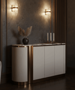 KOMODA z ryflowanym korpusem w jasnokremowym kolorze, złote detale, marmurowy blat, nowoczesny styl