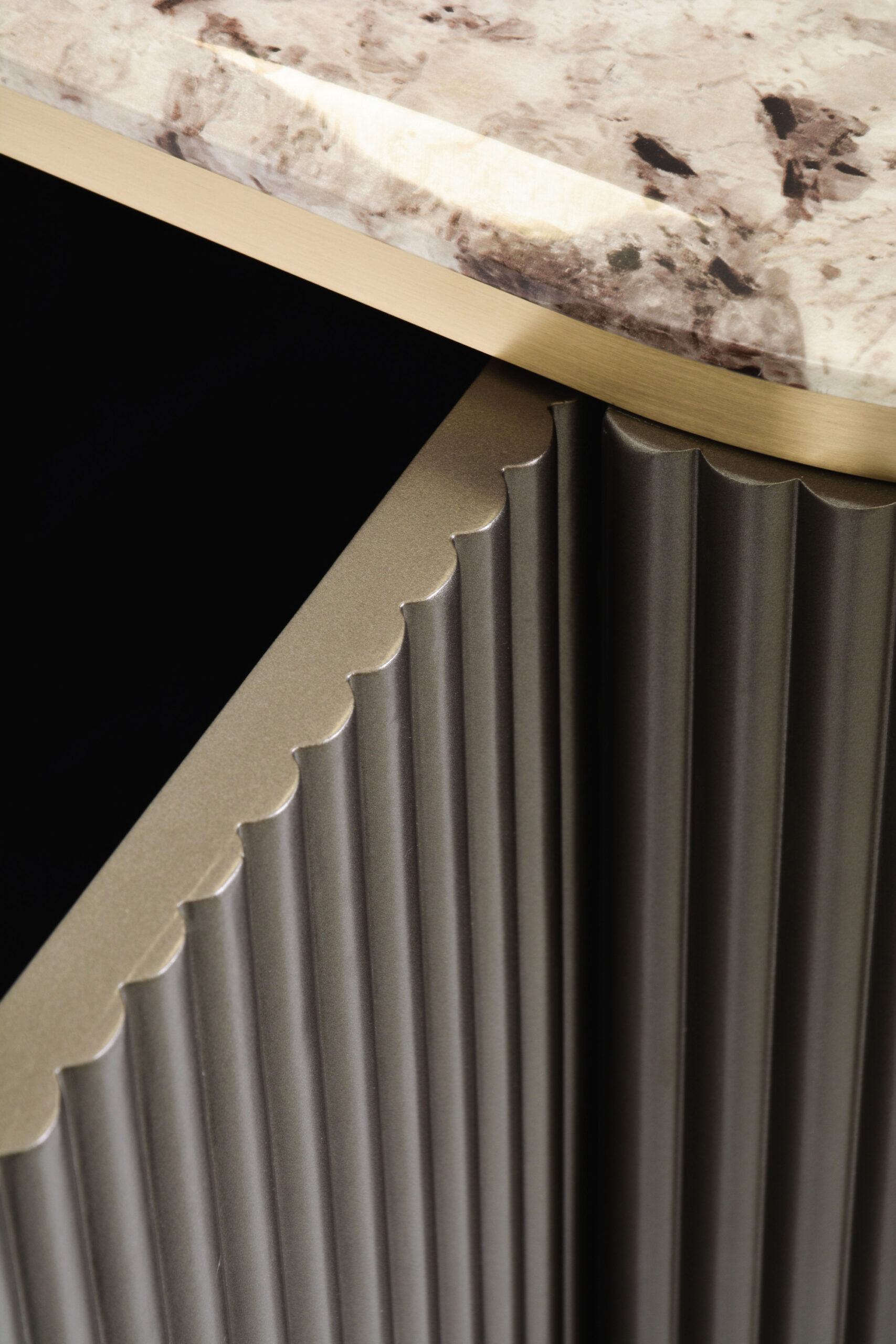 KOMODA z ryflowanym korpusem w kolorze grafitowym, złote detale, marmurowy blat, nowoczesny styl-6