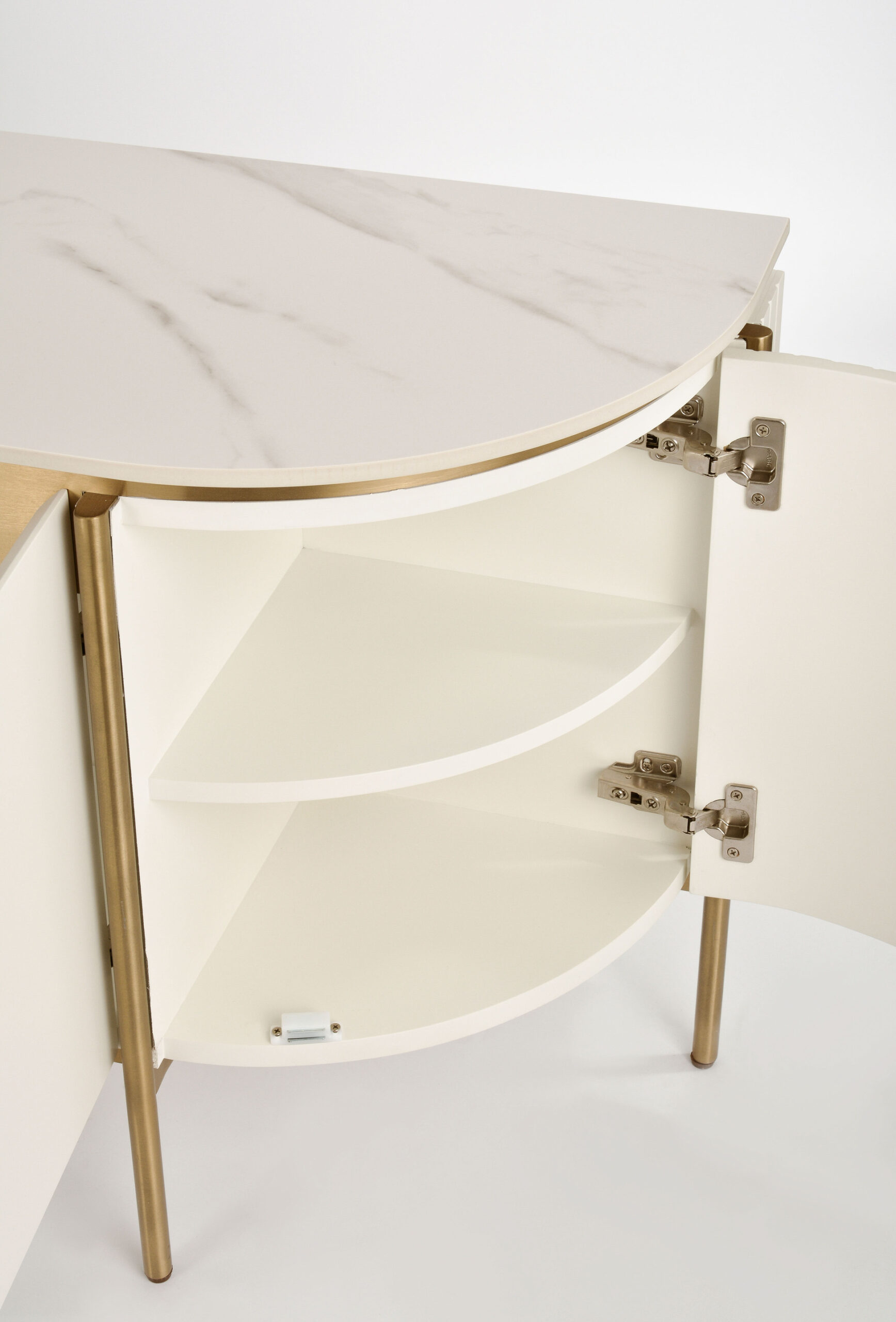 SZAFKA RTV w kolorze ecru z białymi, metalowymi dodatkami, blat z marmuru syntetycznego, ryflowane boki, nowoczesny glamour, detale