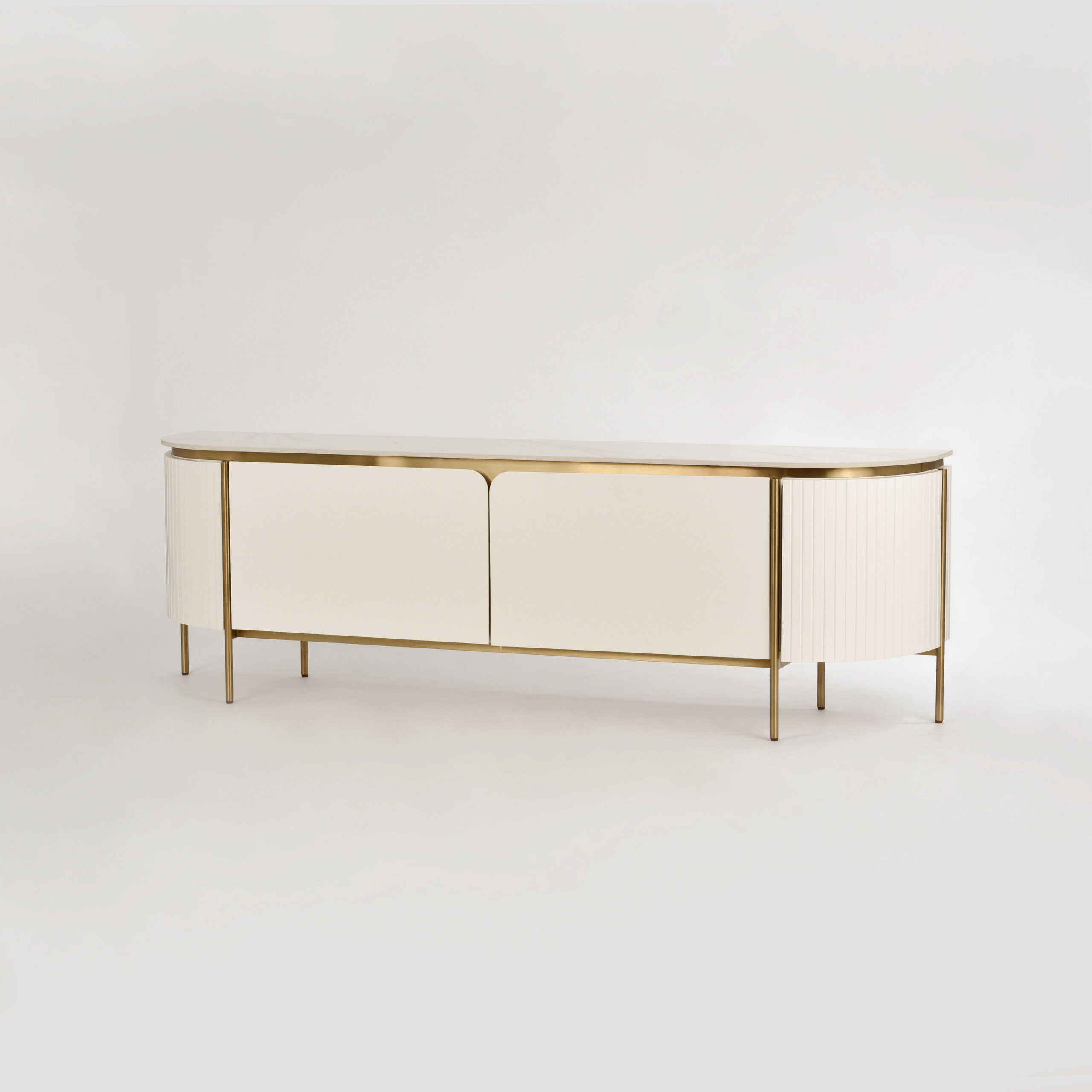 SZAFKA RTV w kolorze ecru z białymi, metalowymi dodatkami, blat z marmuru syntetycznego, ryflowane boki, nowoczesny glamour, do salonu