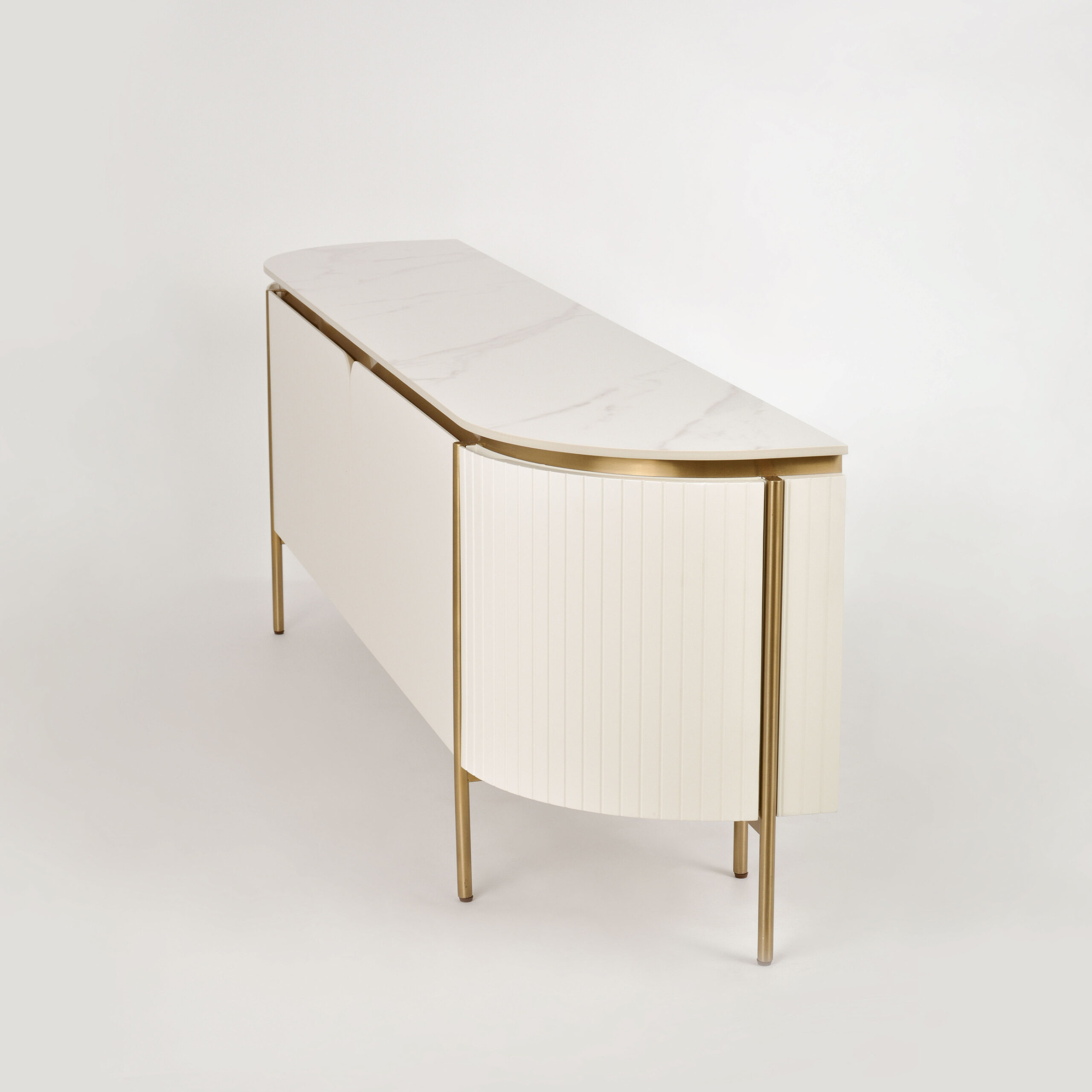 SZAFKA RTV w kolorze ecru z białymi, metalowymi dodatkami, blat z marmuru syntetycznego, ryflowane boki, nowoczesny glamour, elegancka
