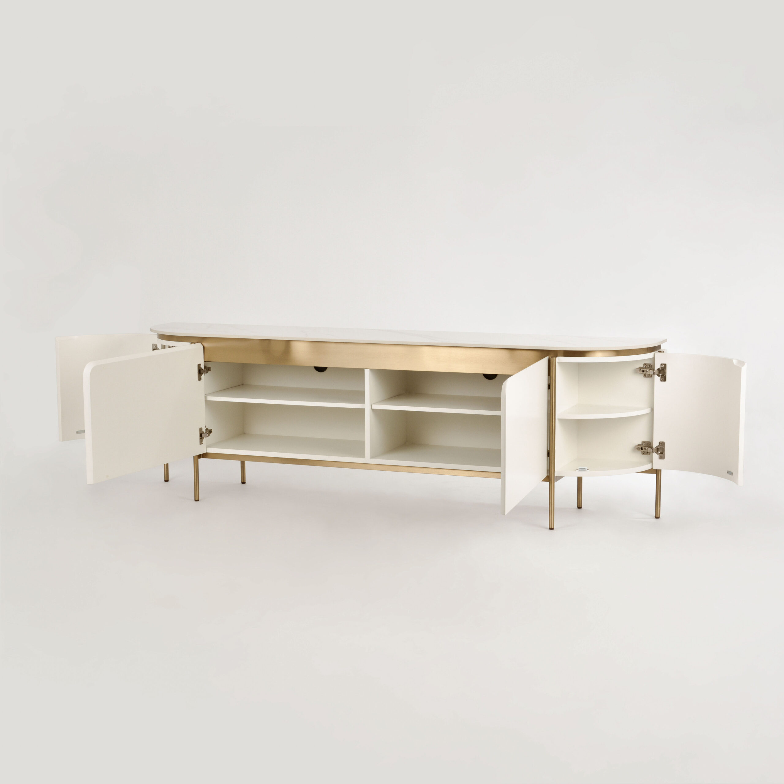 SZAFKA RTV w kolorze ecru z białymi, metalowymi dodatkami, blat z marmuru syntetycznego, ryflowane boki, nowoczesny glamour, z szafkami