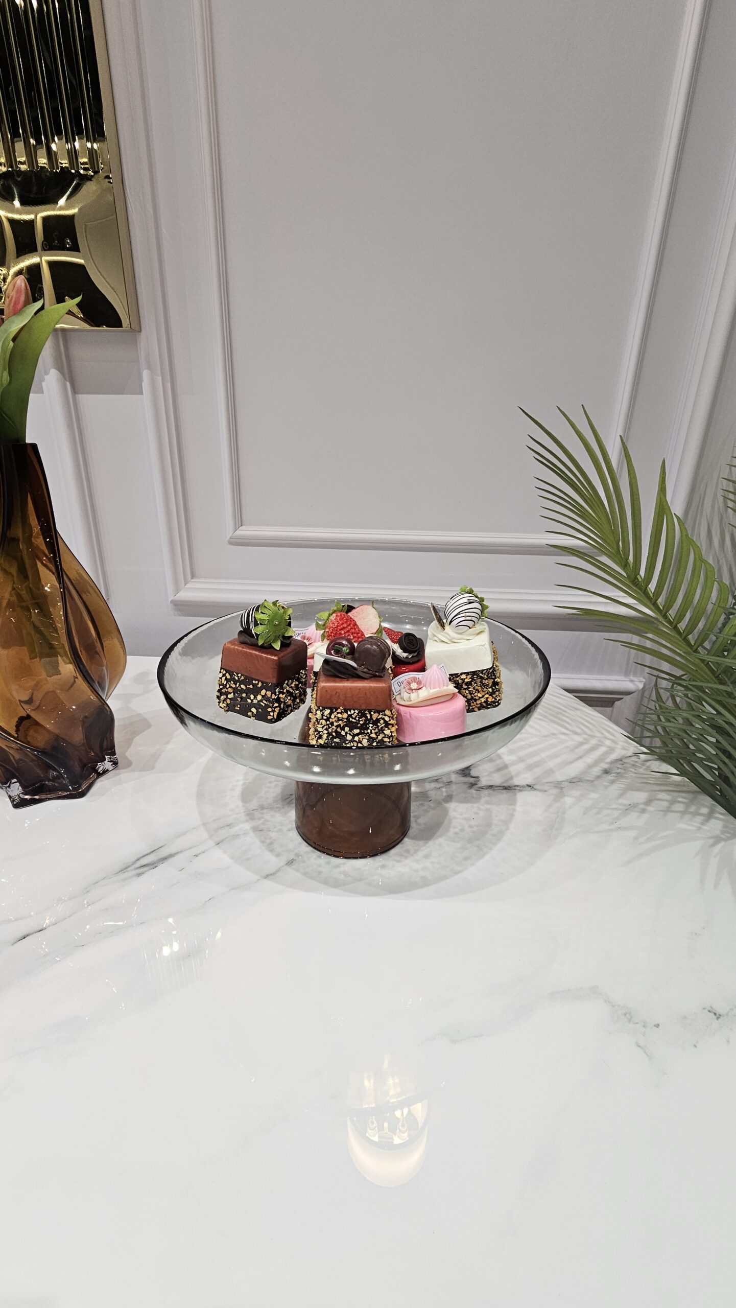 MISA DEKORACYJNA, szklana, na brązowym podwyższeniu, elegancka i nowoczesna