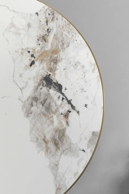 STOLIK-POMOCNICZY-z-brazowa-podstawa-bialy-ceramiczny-blat-zlote-stalowe-dodatki-nowoczesny-styl-50-cm-ekskluzywny