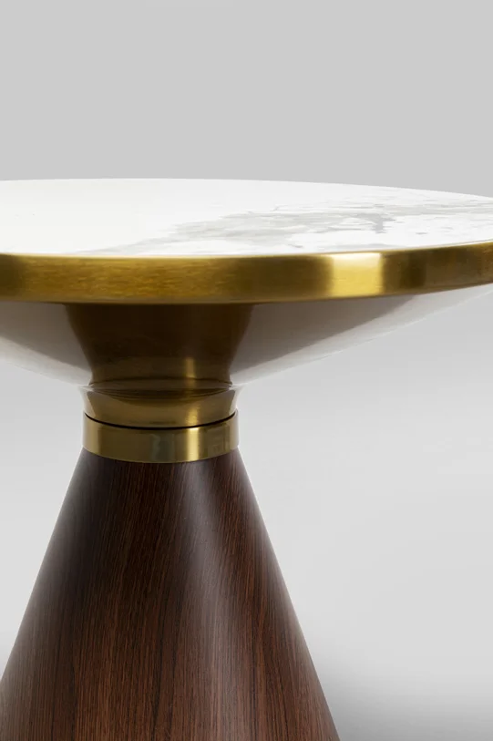 STOLIK-POMOCNICZY-z-brazowa-podstawa-bialy-ceramiczny-blat-zlote-stalowe-dodatki-nowoczesny-styl-50-cm-premium