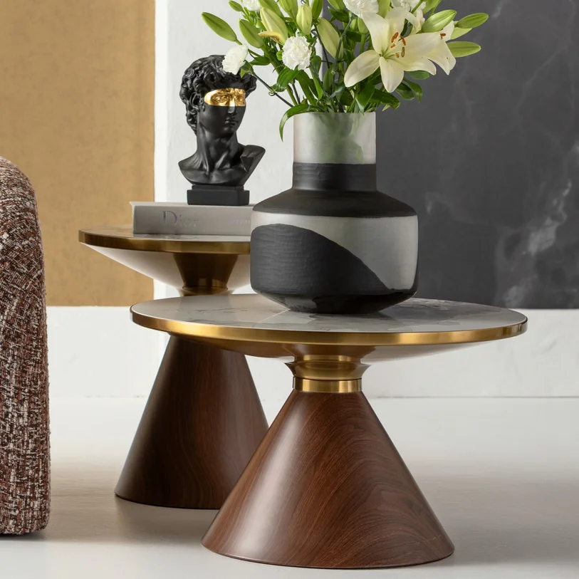 STOLIK-POMOCNICZY-z-brazowa-podstawa-bialy-ceramiczny-blat-zlote-stalowe-dodatki-nowoczesny-styl