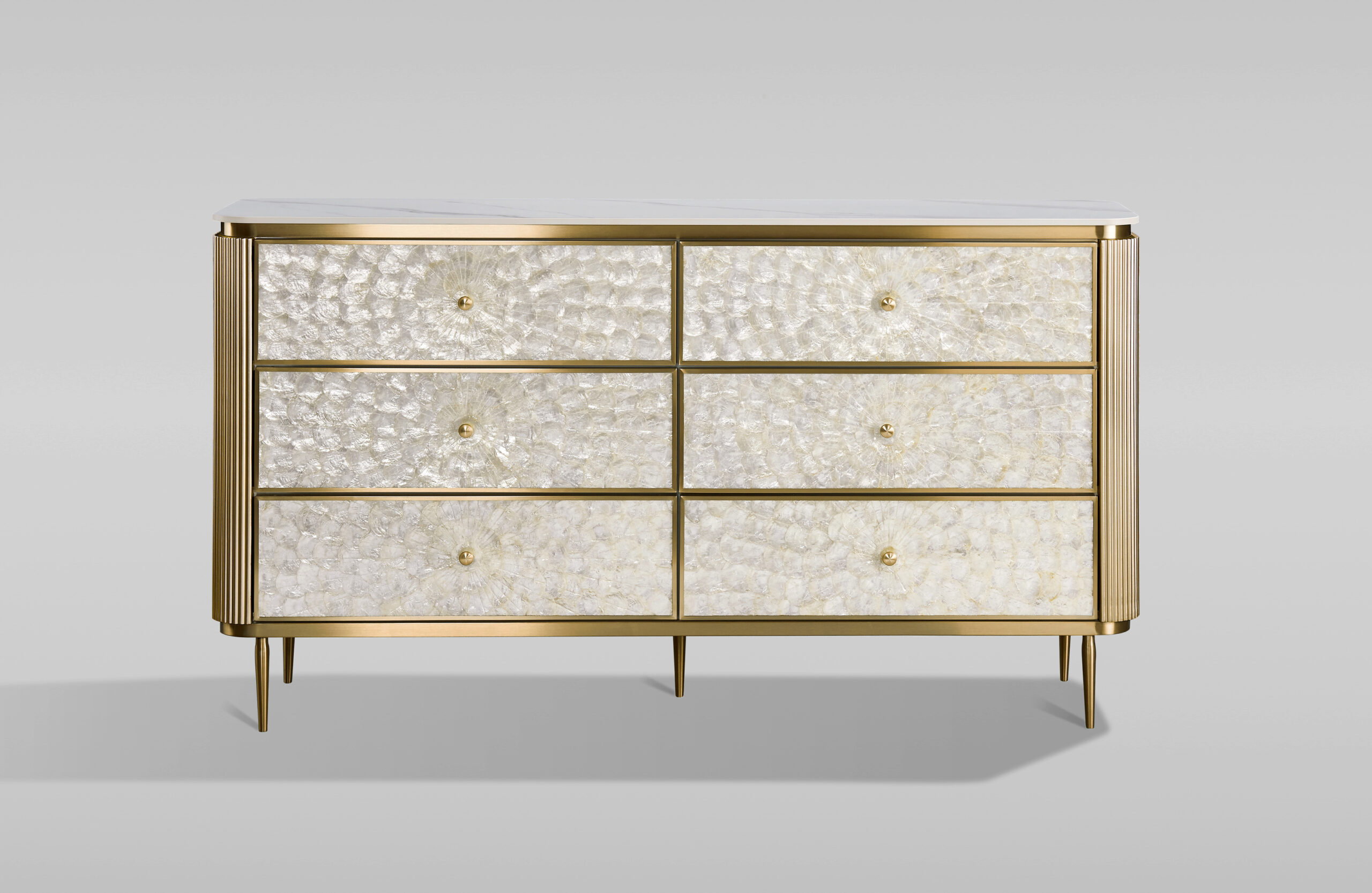 KOMODA, złoto szampańskie, fronty z naturalnej muszli morskiej, marmurowy blat, nowoczesny design