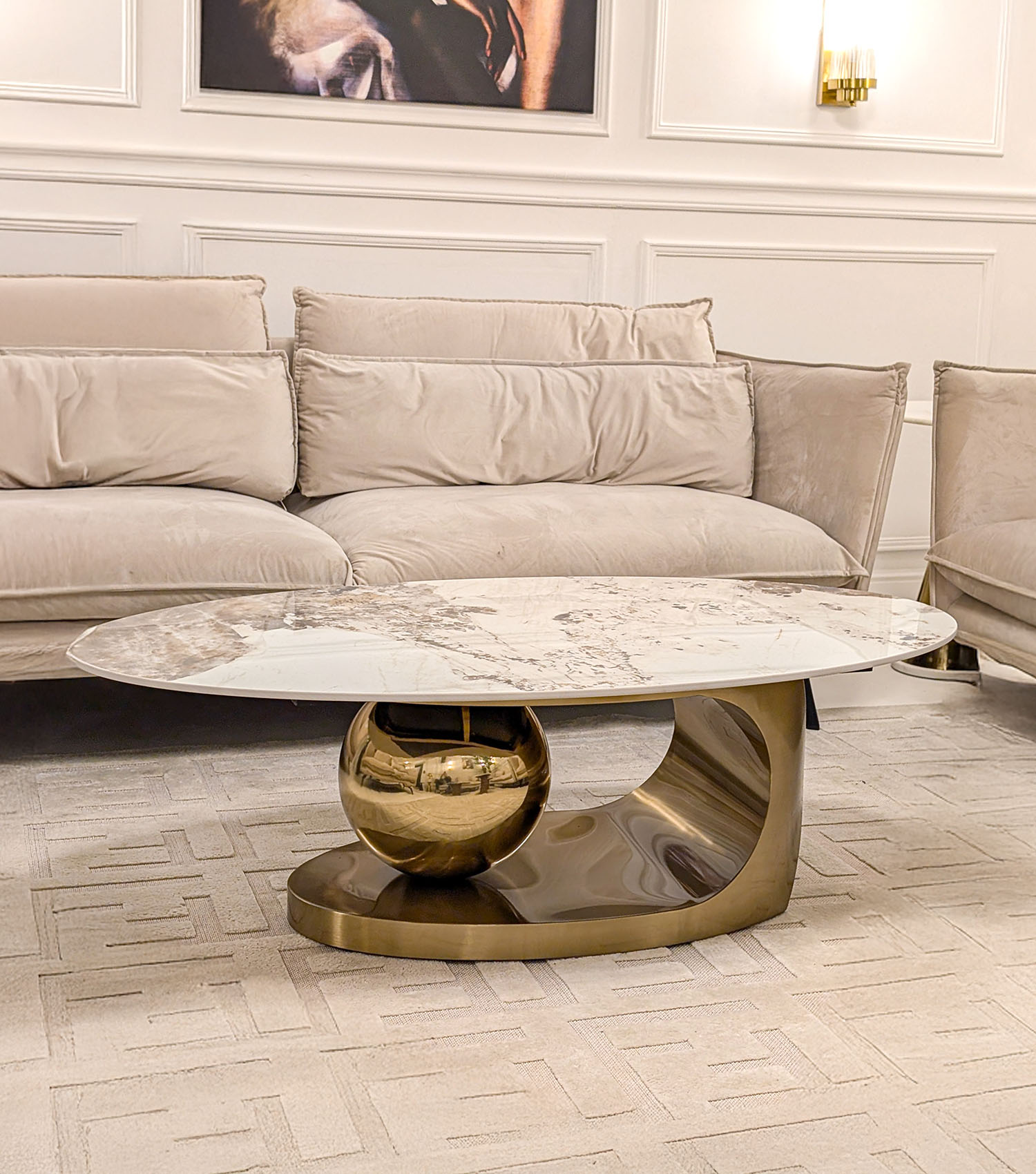 STOLIK KAWOWY Balance okrągły, złota podstawa z dekoracyjną kulą, blat ze spieku kamiennego, nowoczesny styl