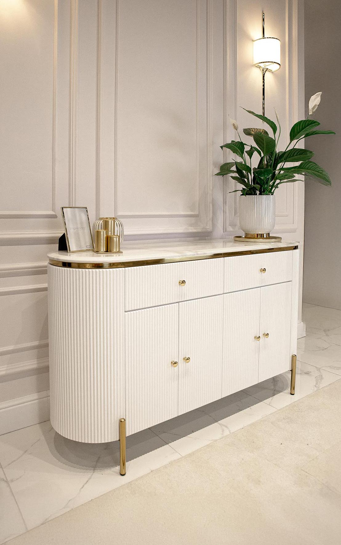 KOMODA Anne biała, ryflowana na złotych metalowych nóżkach, blat ze spieku kamiennego, nowoczesny glamour 1