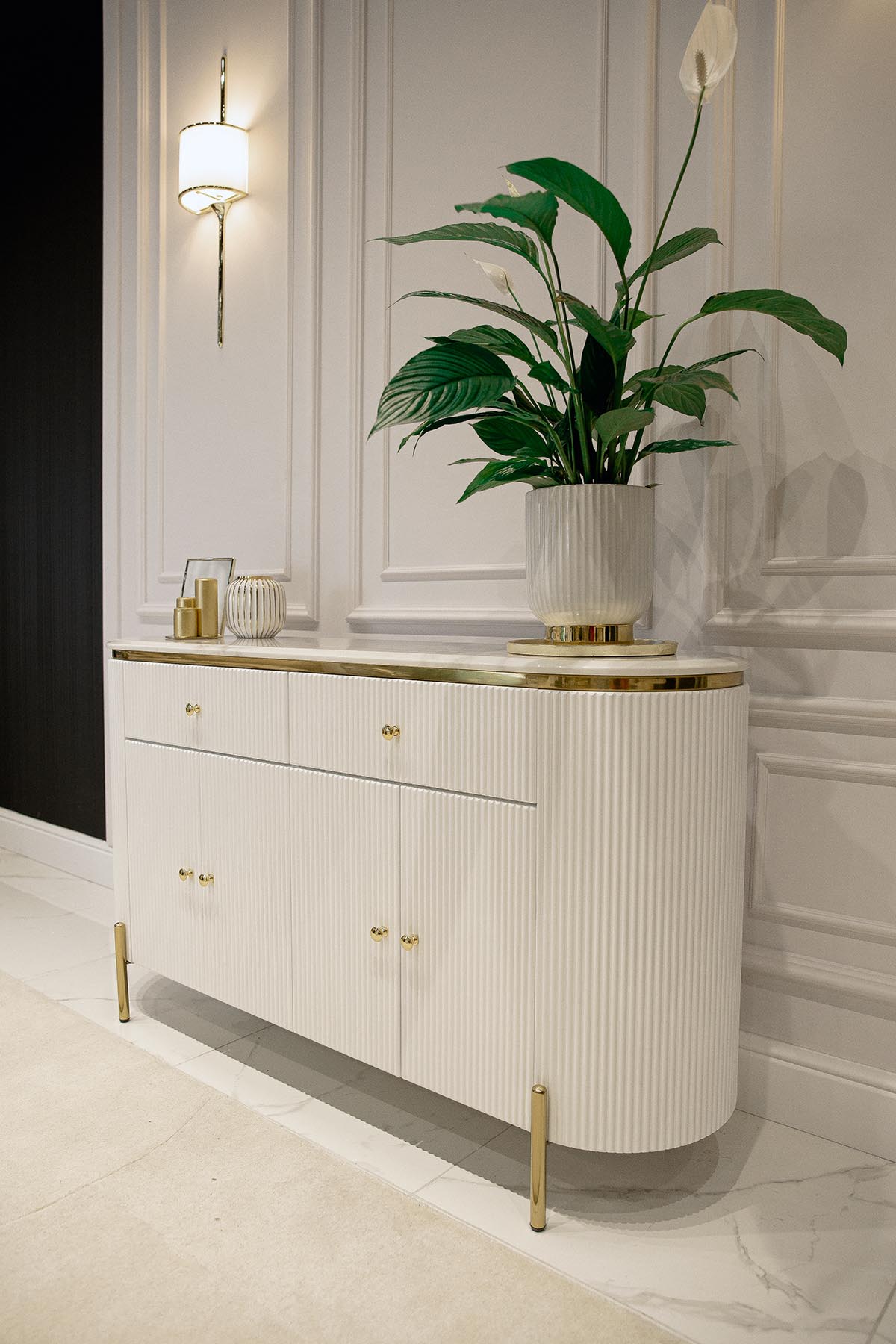 KOMODA Anne biała, ryflowana na złotych metalowych nóżkach, blat ze spieku kamiennego, nowoczesny glamour