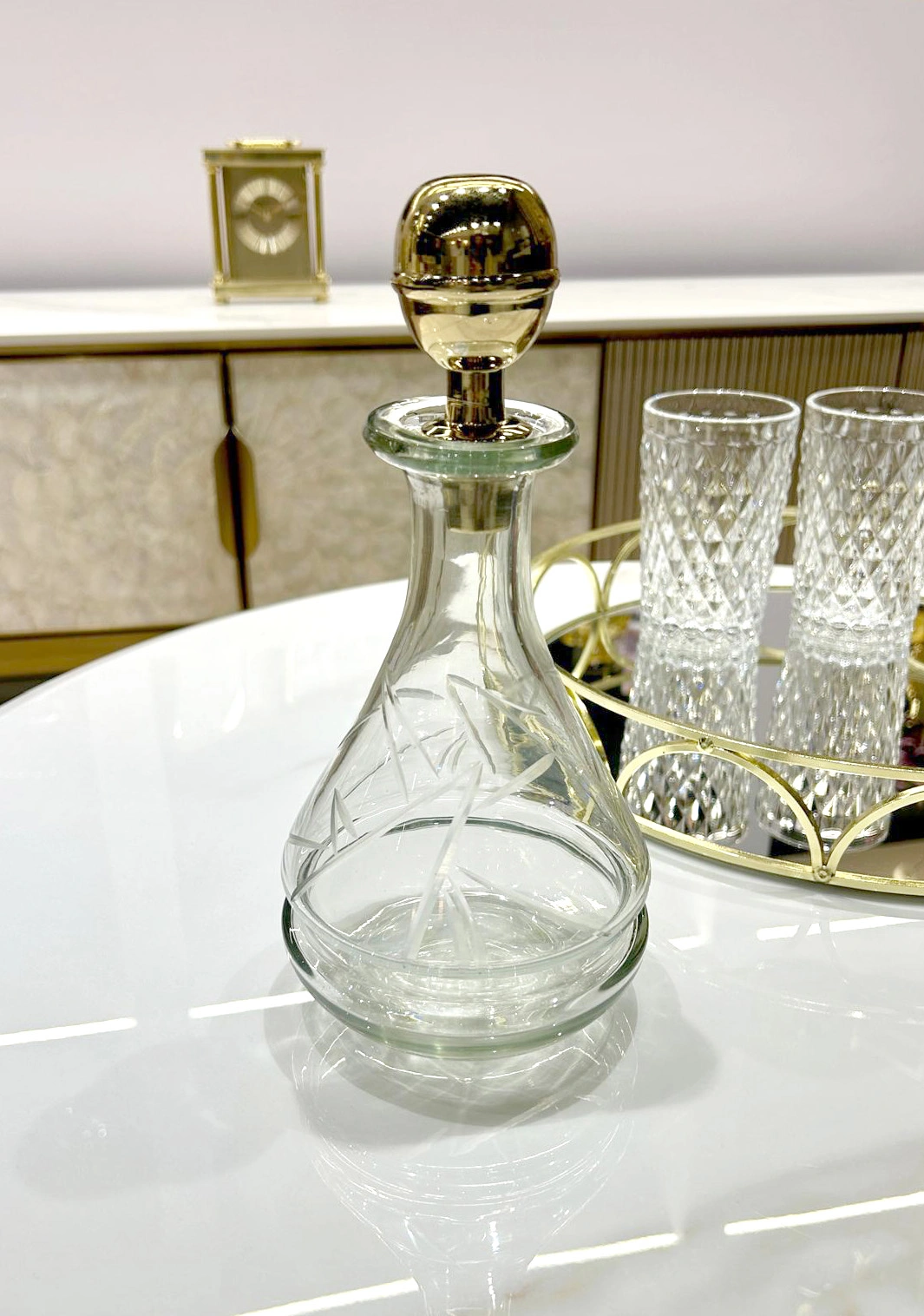 KARAFKA Z KORKIEM szklana, złoty metalowy korek, klasyczny styl