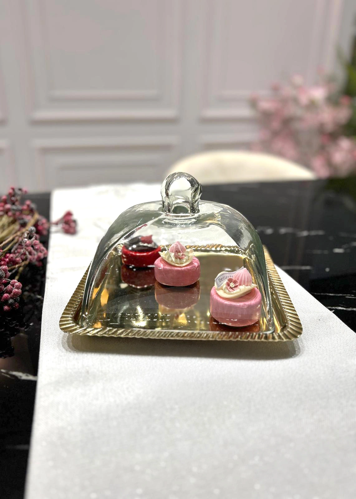 PATERA Z POKRYWKĄ złota podstawa, transparentna pokrywka, klasyczny styl PATERA Z POKRYWKĄ złota podstawa, transparentna pokrywka, klasyczny styl