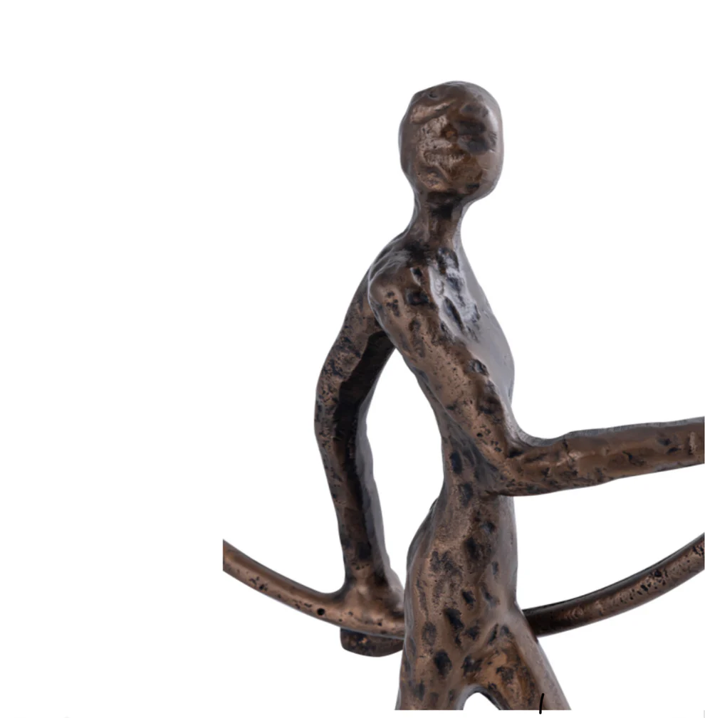 FIGURKA-DEKORACYJNA-metalowa-brazowa-postac-mezczyzny-trzymajacy-pierscien-piekna FIGURKA-DEKORACYJNA-metalowa-brazowa-postac-mezczyzny-trzymajacy-pierscien-piekna