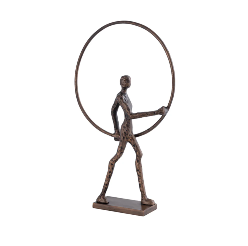 FIGURKA-DEKORACYJNA-metalowa-brazowa-postac-mezczyzny-trzymajacy-pierscien FIGURKA-DEKORACYJNA-metalowa-brazowa-postac-mezczyzny-trzymajacy-pierscien