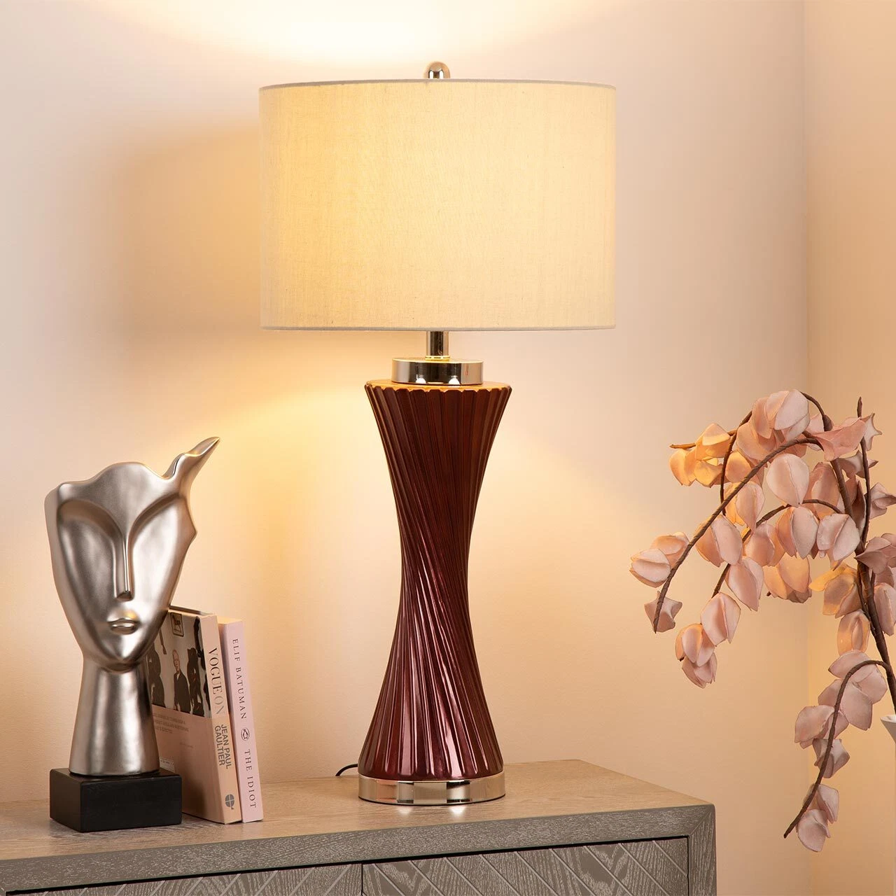 LAMPA-STOLOWA-z-fioletowa-szklana-podstawa-bialy-lniany-abazur-srebrne-metalowe-detale-piekna
