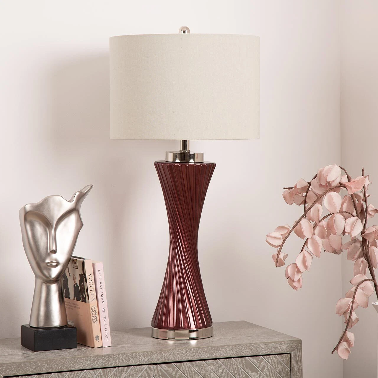 LAMPA-STOLOWA-z-fioletowa-szklana-podstawa-bialy-lniany-abazur-srebrne-metalowe-detale