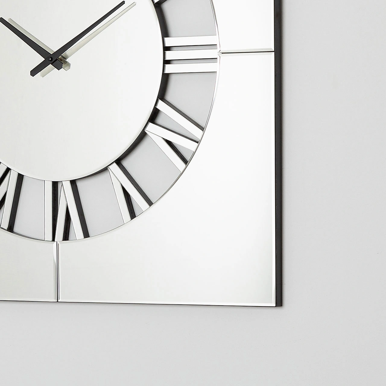 ZEGAR-SCIENNY-kwadratowy-lustrzany-rzymskie-cyfry-wyciete-w-tarczy-luksusowy-design-premium