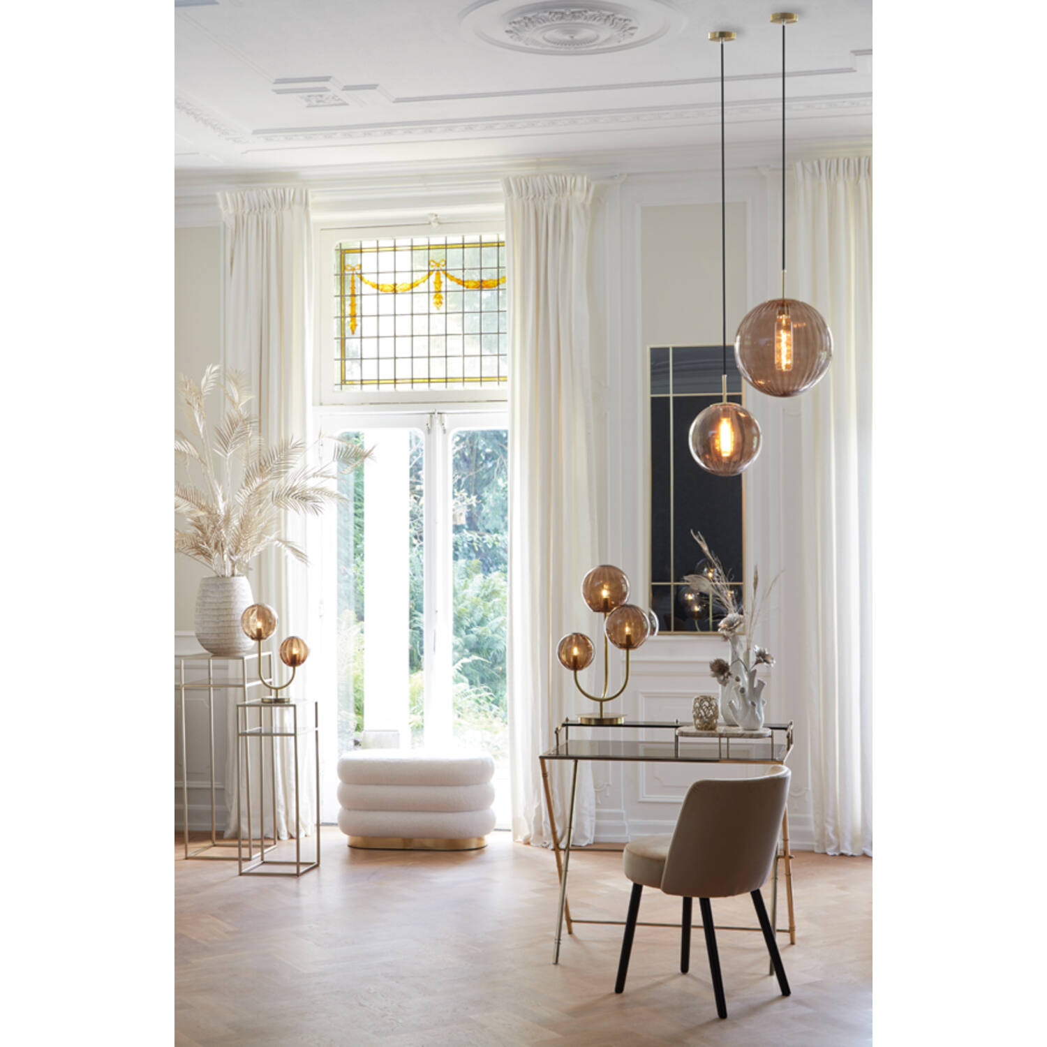 PUF Lyall podłużny na złotej, metalowej podstawie, kremowa tkanina typu boucle, poziome przeszycia, designerski styl, piękny PUF Lyall podłużny na złotej, metalowej podstawie, kremowa tkanina typu boucle, poziome przeszycia, designerski styl, piękny