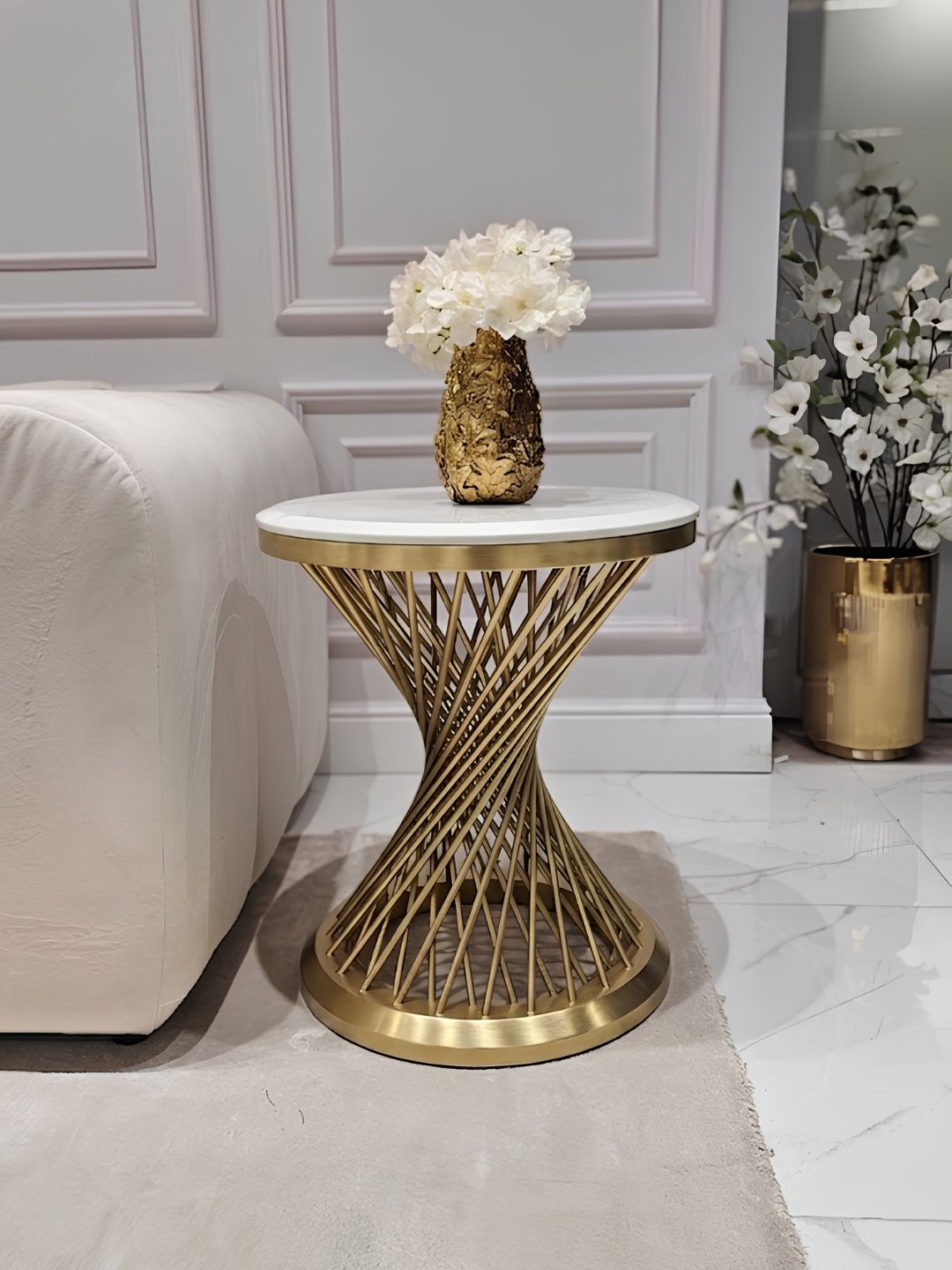 STOLIK-POMOCNICZY-Emporio-Gold-Fosco-okragly-na-zlotej-szczotkowanej-zakreconej-podstawie-bialy-blat-z-konglomeratu-marmurowego-designerski-styl.jpg