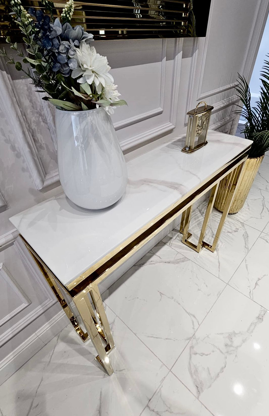 KONSOLA-na-zlotym-stelazu-z-bialym-blatem-z-konglomeratu-marmurowego-nowoczesne-glamour.jpg KONSOLA-na-zlotym-stelazu-z-bialym-blatem-z-konglomeratu-marmurowego-nowoczesne-glamour.jpg